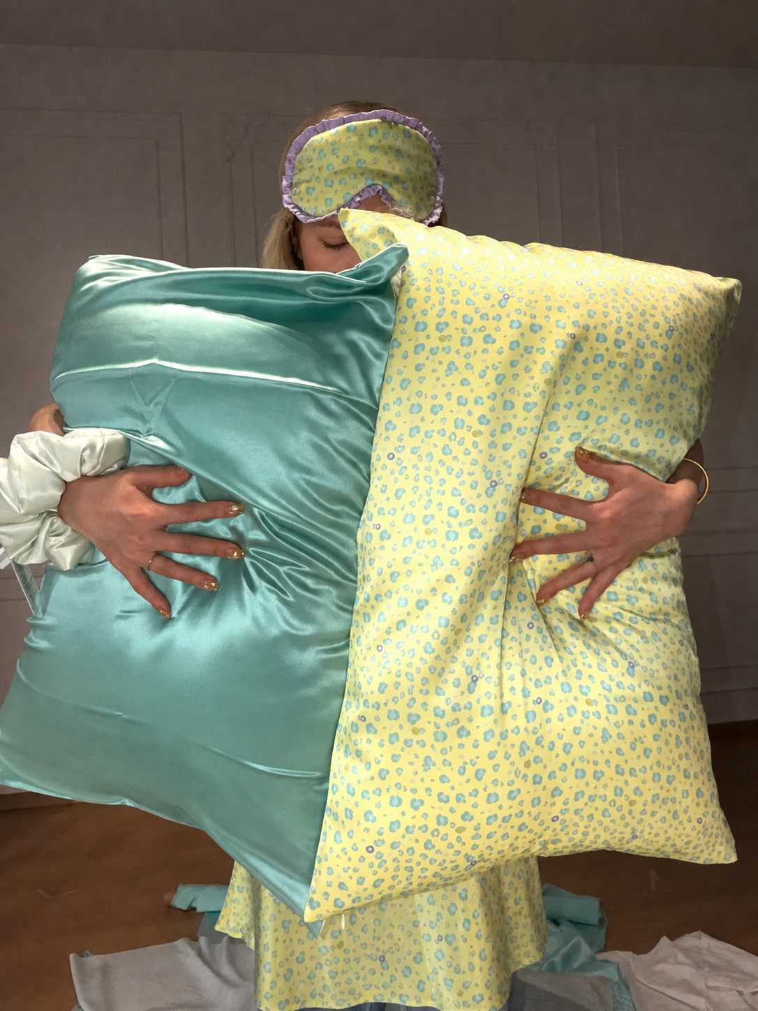 Model holding Tiffany Blue and Yellow Leopard 22 momme silk front pillowcases.